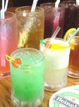 ビッグサイズだけど、カラフルで楽しいカクテルたち◎フローズンカクテルやスムージーもあるよ♪