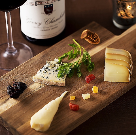 【チーズ×バー】世界中のワインを取り扱うワイン専門バー♪