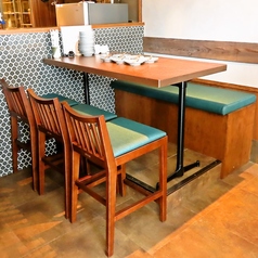 ご家族やご友人との食事に最適なテーブル席を豊富にご用意しております。広々とした空間でゆったりとくつろぎながら、お料理やお酒をお楽しみいただけます。ご宴会や、お誕生日などの大切な記念日にも最適。窓に面したお席からは、外の景色を眺めながらお食事ができます。