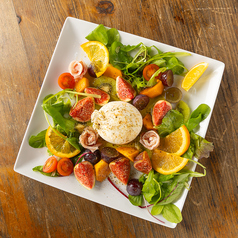 ブッラータチーズのフルーツサラダ