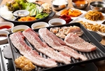 人気のサムギョプサル♪　たっぷりの野菜とバラ・ロース・チキン・つみれと4種類のお肉が食べ放題♪