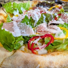 生ハムとサラダのフレッシュピザ直径２６センチ（１～２人前）
