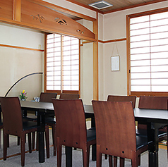 椅子席を多数ご用意しておりますので、足の弱いご年配のお客様にも対応いたします。