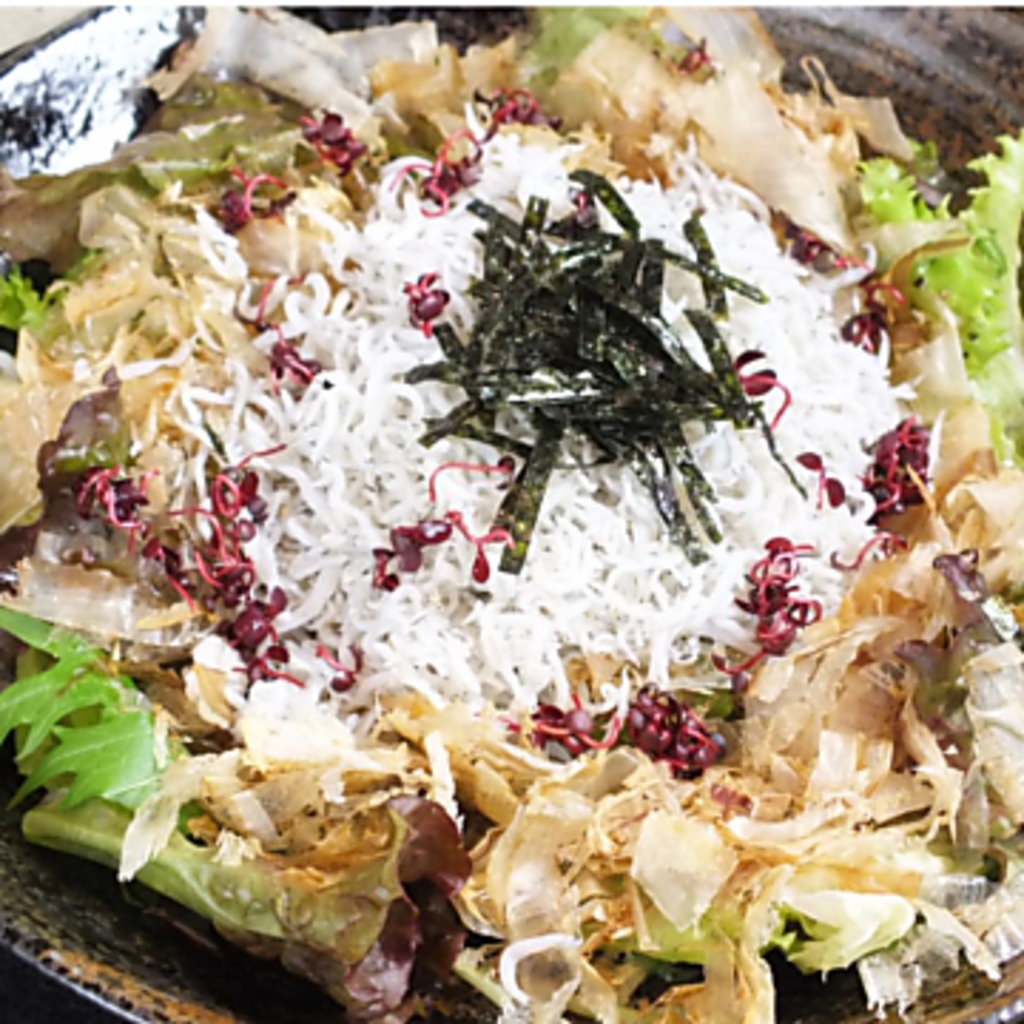 【海鮮いろいろ】かんどころではサラダも海の幸がたっぷり!!『しらすと鰹節のサラダ520円』