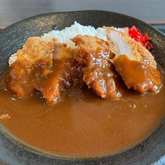 赤ワインの奥深い香りと香辛料のマイルドな香りで仕上げた芳醇な味わい！カツカレーの写真