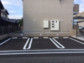 当店の前の道（2号線）を挟んで、向かい側のアパートの下に駐車場がございます。また、この駐車場の向かい側にも3台分のスペースがございます。