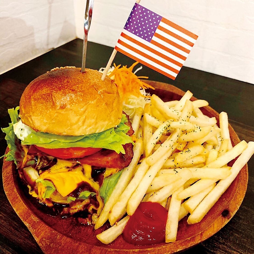 ジューシーな肉や野菜がたっぷり挟まったボリューム満点のハンバーガー。ガブリと豪快に食らいつけ！