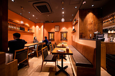 片側がソファのテーブル席は、ゆったりとした食事の時間をお過ごしいただけます！