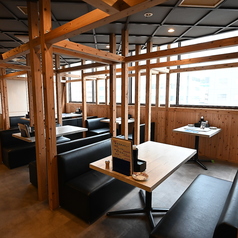 天文館の通りを見下ろしながらお食事をお楽しみいただけるお席もございます♪ お仕事帰りやご友人とのお食事会などの普段使いも、テーブルをつなげてご宴会も大歓迎!【食べ飲み放題/食べ放題/飲み放題/肉/チーズ/サプライズ/誕生日/女子会/個室/天文館】