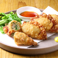 旨味凝縮！サクサク食感の絶品揚げ餃子◎ぷりぷり帆立とジューシーな餡を包んでカラッと揚げた至福の一品。の写真