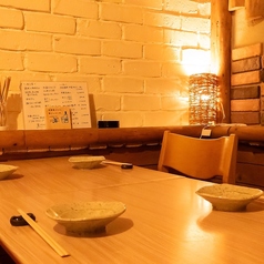 2名様用のテーブル席を3席ご用意しております。仕事の同僚の方と軽く1杯といった時や、デートでのお食事などに最適です。またテーブルをつなげて4名様用のお席をご用意する事も可能になっており、ご友人との飲み会などにもご活用いただけますのでお気軽にご相談下さい!店内は全席喫煙可能ですので、愛煙家の方も安心です!