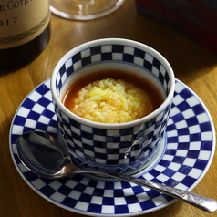 〆の『サフランライスとモッツァレラ　トマトスープ仕立て』の写真