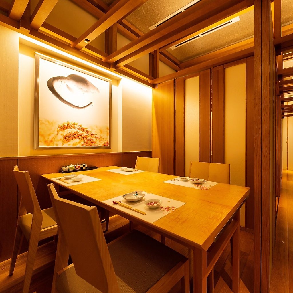 和 モダンな半個室の空間でゆったりとお料理や日本酒をお楽しみください。