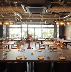 20名から50名以上までの貸切に対応可能です。広々としたお席は、開放感がありながらも温かみのある雰囲気を演出しています。さらに大きな窓から差し込む自然光が心地よく、リラックスした時間を過ごせます。各種宴会など様々なシーンで大切な方々と特別なひとときをお楽しみください。