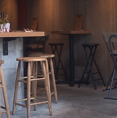 2名様掛けのテーブル席をご用意しており、カップルや夫婦におすすめのお席です。落ち着いた雰囲気の中で、特別なひとときを楽しめます。大切な人との会話を楽しみながら、美味しい料理を心ゆくまでご堪能ください♪