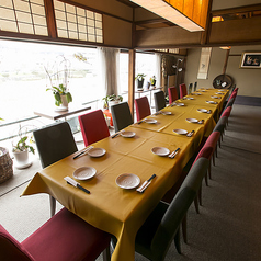 2階のお席は8～30名様で貸切が可能です。大きく取られた窓の外には、鴨川と京都の街並みが広がっており、豊かな景色を眺めながら、ご宴会をお楽しみいただけます！