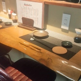 お1人様からお気軽にご利用いただけるカウンター席をご用意。お仕事帰りのサク飲みや、お買い物ついでのお食事にいかがでしょうか♪店主が目の前で調理する姿を眺めながら、ごゆっくりとお食事・お酒をお楽しみください◎