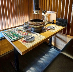 木の温もりを感じる落ち着いた半個室席をご用意。周囲を気にせずゆったりとお食事を楽しめる空間で、デートやご家族でのご利用にも最適です。適度なプライベート感がありながらも開放感もあり、心地よい時間をお過ごしいただけます。