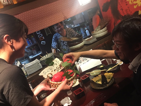 お得な2.5時間の飲み放題コースが大人気!旬を楽しむ料理と豊富な日本酒が自慢です。