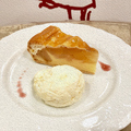 料理メニュー写真 喜びの白い道のアップルケーキと崇高なアイスクリーム