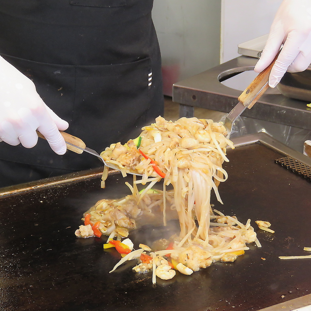 当店自慢の鉄板焼！目の前で仕上げる焼きそばなど出来立てを好きなだけ、是非お召し上がりください！