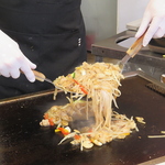 当店自慢の鉄板焼！目の前で仕上げる焼きそばなど出来立てを好きなだけ、是非お召し上がりください！