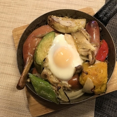 旬菜とソーセージと玉子のアヒージョ