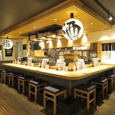 調理の様子を間近で楽しめる、ライブ感あふれるカウンター席もございます。木目調の内装と落ち着いた色合いでまとめられた店内は、お一人様でも居心地が良く、ふらっと立ち寄りやすい温かい雰囲気です◎仕事帰りのサク飲みや、じっくりと料理を味わいたい時におすすめです。