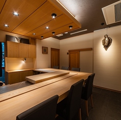 カウンターが6席のお部屋です。
