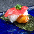 料理メニュー写真&nbsp;炙り和牛の海苔巻き(2貫)