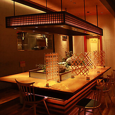 洗練されたインテリアや照明にこだわった店内は、プライベートな雰囲気で貸切宴会にぴったりです。やすらぎの時間をお過ごしください。