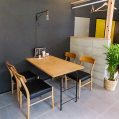 当店では4名テーブル席を1席ご用意しております。