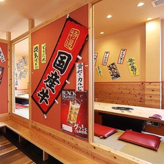 6名様までゆったりとお座りいただける個室を3部屋ご用意しております。中規模の飲み会や女子会、ご親族の集まりなどに大変便利なお席です。清潔感のある空間で、美味しいお肉を囲みながら会話も弾みます。人気のお席のため、週末や宴会シーズンなどは事前にお電話やネットでのご予約を推奨しております。