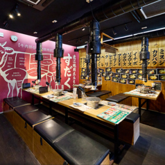 広々としたテーブル席と落ち着いた空間で、宴会にも最適な焼肉店。煙をしっかり吸うダクト完備で快適にお食事いただけます。大人数でも一体感のあるレイアウトで、仲間やご家族との楽しいひとときをゆったりお過ごしください。
