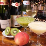 大人気！旬のフルーツを使ったフローズンカクテル☆旬の桃がオススメです！