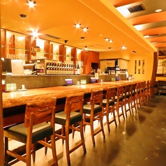 カウンター席も楽にお食事を楽しめると人気です♪旬の食材を使用したお料理と豊富なドリンクメニューで、多くの女子会や飲み会でご利用頂いております！こだわりの創作料理を皆さまでお楽しみください。