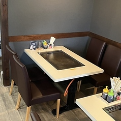 ゆったり広々、4名様用のテーブル席はご家族やお友達との食事にぴったり◎ 熱々のお好み焼きを囲んで、楽しい時間をお過ごしください♪ 快適空間で会話も弾みます!