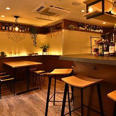 最大6名様までゆったりと座れるテーブル席もご用意。女子会やプライベート宴会にピッタリなお席となっております。店舗奥には4名掛けのテーブル席もございます。シーンに合わせてご利用ください。