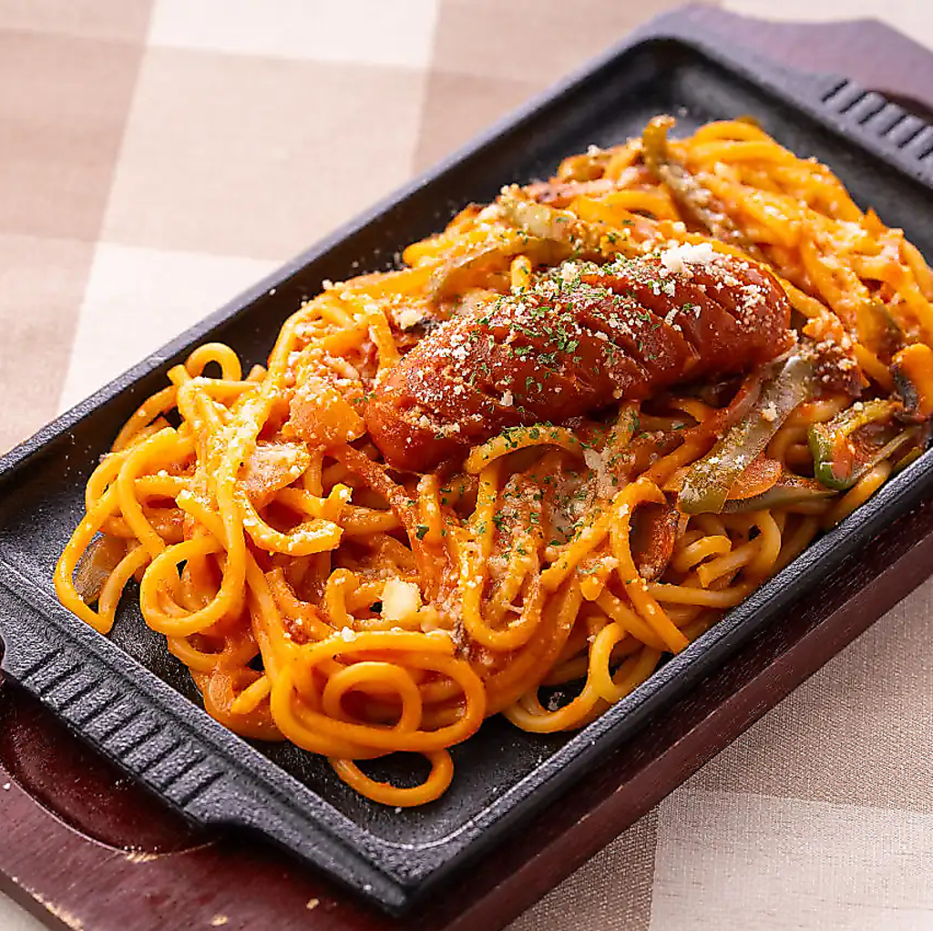 アツアツの鉄板でご提供。極太チョリソーウインナーがゴロっと乗ったナポリタンは、見た目も味も逸品