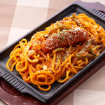 アツアツの鉄板でご提供。極太チョリソーウインナーがゴロっと乗ったナポリタンは、見た目も味も逸品