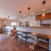 カフェタイムやサク飲みに最適なカウンター席を用意。