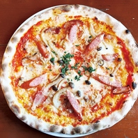 石窯でサクッと焼き上げる熱々のピザをパクッと一口！