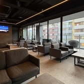 店内では無料Wi-Fiをご利用いただけます。お仕事での利用や、待ち合わせの時間調整など、スマートフォンを快適にお使いいただけます。