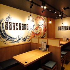 落ち着いた色合いのソファー席はゆったりと寛げて、座り心地抜群。居心地も良く長時間の飲み会や宴会にも最適です◎リラックスできる温かい雰囲気は、家族や女子会にぴったり。美味しいお酒を飲みながら、寛ぎのひとときをお過ごしください。 