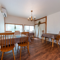 ゆったり使える広さのテーブル席はご家族で楽しめます。