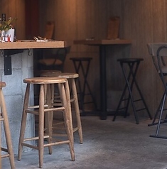 2名様掛けのテーブル席は、ランチやディナーに最適なゆったりとした空間です。落ち着いた雰囲気の中で、心地よくお食事を楽しむことができます。大切な人との時間を、贅沢にお過ごしください。美味しい料理と共に特別なひとときをお楽しみいただけます◎