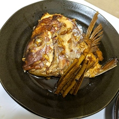 【迫力満点の見た目と濃厚な味わい】じっくり煮込んだ特製タレが絶品の「真鯛のかぶと煮」の写真