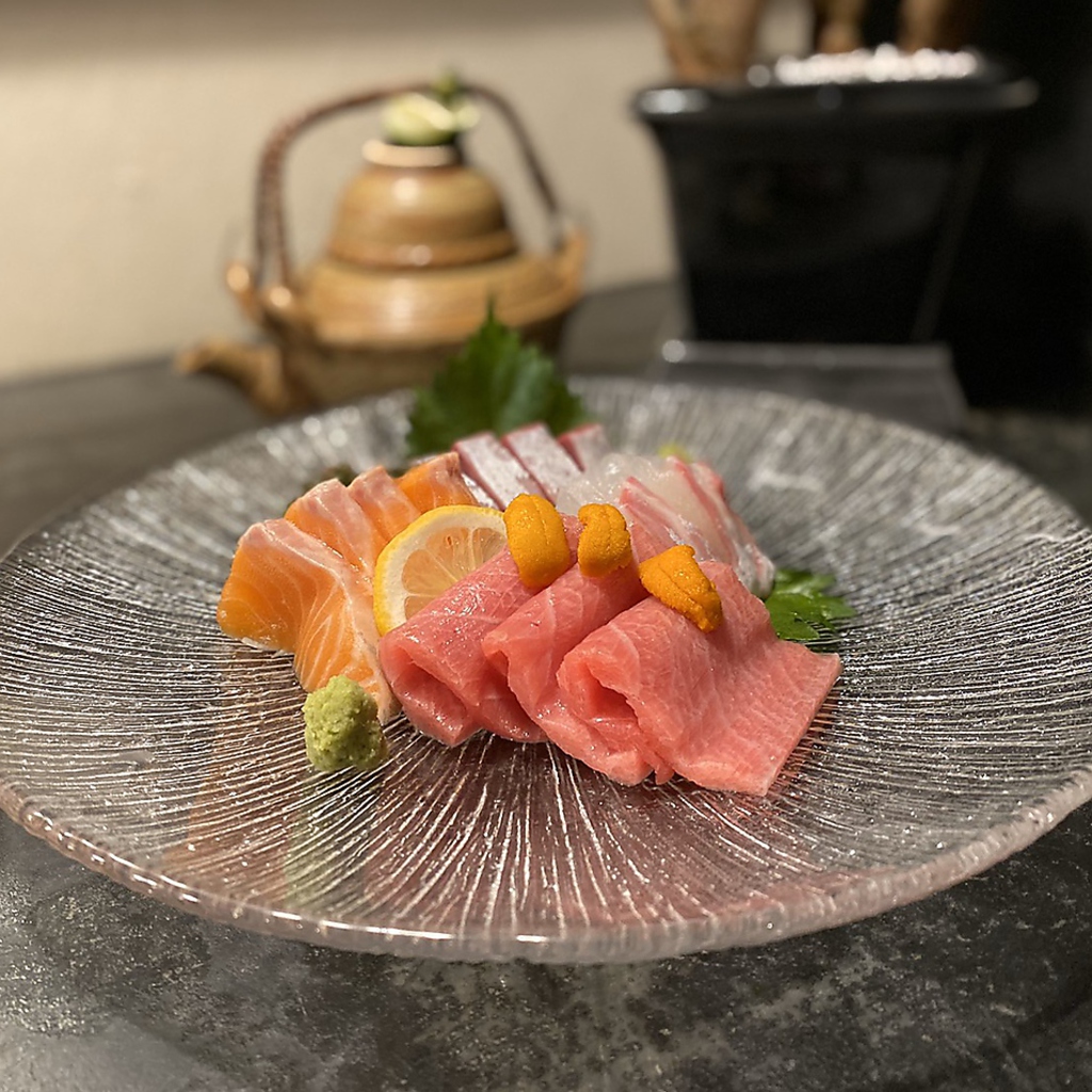 毎日仕入れる新鮮な旬魚を贅沢にお造りでご提供♪日本酒との相性バツグン、季節の魚をご堪能下さい！