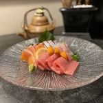 毎日仕入れる新鮮な旬魚を贅沢にお造りでご提供♪日本酒との相性バツグン、季節の魚をご堪能下さい！