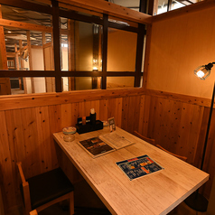 デート・女子会利用に最適な窓際席がございます♪職場のみなさんとのお食事会やご家族でのお食事など、人数に応じてお席の配置はアレンジいたしますので、お気軽にお申し付けください。【食べ飲み放題/食べ放題/飲み放題/肉/チーズ/サプライズ/誕生日/女子会/個室/天文館】